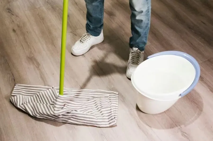 persona limpiando mampara de ducha de cristal en barcelona